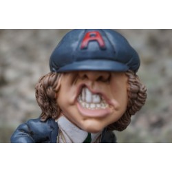 841.2385  FIGURINE METIER CARICATURE ANGUS YOUNG ACDC GUITARISTE MUSIQUE 13 CM