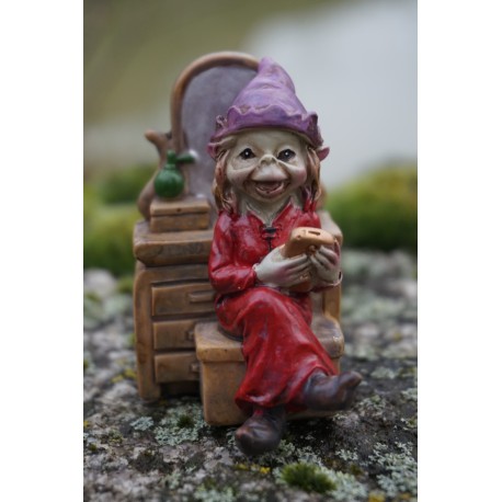 170214  FIGURINE TROLL AVEC PORTABLE SUR FAUTEUIL TROLLS  PIXIE ELFE PIXIES FEE