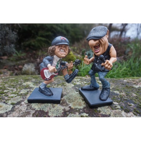 841.2383 B  2 FIGURINE  CARICATURE BRIAN JOHNSON ANGUS YOUNG   ACDC  MUSIQUE