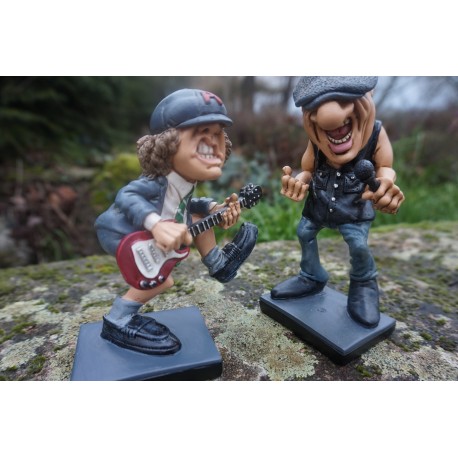 841.2383 B  2 FIGURINE  CARICATURE BRIAN JOHNSON ANGUS YOUNG   ACDC  MUSIQUE