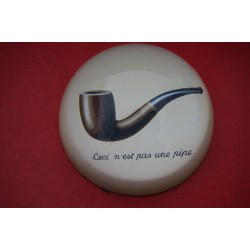 PMAG3 SULFURE PRESSE PAPIER  MAGRITTE CECI N EST PAS UNE PIPE  PAPERWEIGHT 1929