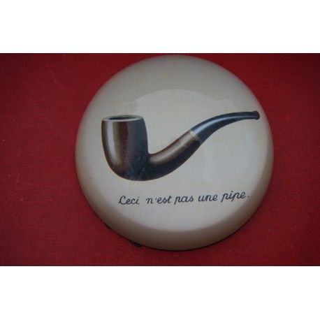 PMAG3 SULFURE PRESSE PAPIER  MAGRITTE CECI N EST PAS UNE PIPE  PAPERWEIGHT 1929